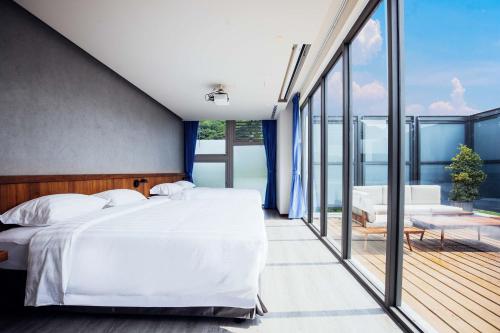 Postel nebo postele na pokoji v ubytování Hotel BEGINS 倉箱蜜境文旅