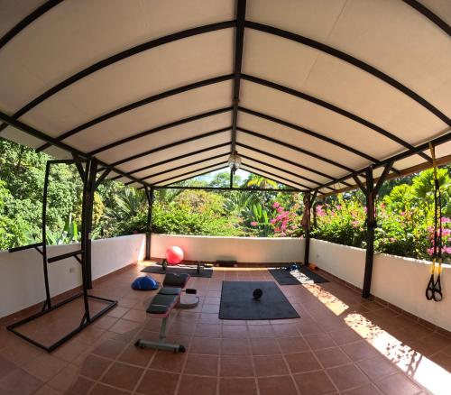 uma vista interior para uma sala de meditação com esteiras de ioga em The Scarlet Villas em Ojochal