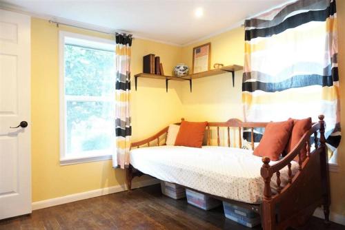 une chambre avec un lit et une fenêtre dans l'établissement Cozy Home with Big Yard - Full Kitchen-More Than a Hotel Stay!, à Lyles