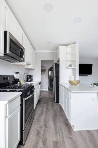 Dapur atau dapur kecil di Sleek 1 Bedroom Apartment Plus Balcony 30 Mins to NYC