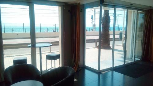a room with a window with a view of the beach at Vila De Premiá in Premiá de Mar