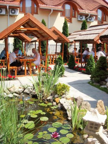 Κήπος έξω από το Fodor Hotel