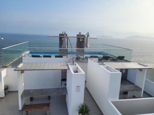 einen Blick vom Balkon eines Hauses mit Pool in der Unterkunft Departamento familiar in Lima