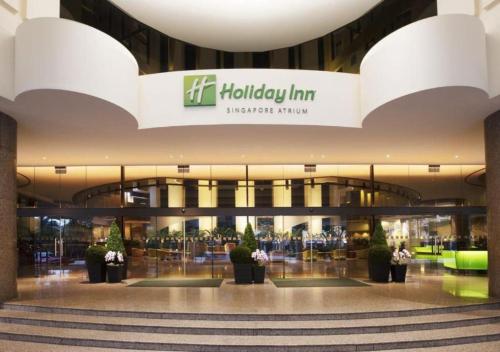 Holiday Inn Singapore Atrium, an IHG Hotel في سنغافورة: لوبي مول للتسوق مع لافته مكتوب عليها هوليدي ان