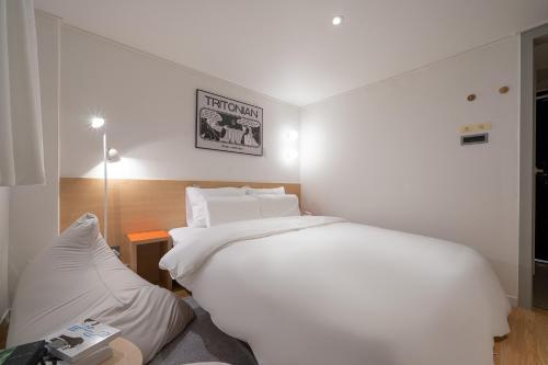 Postel nebo postele na pokoji v ubytování Aank Hotel Guri