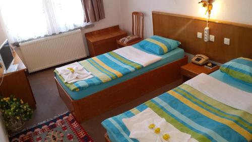 Habitación de hotel con 2 camas y radio en Hotel Ozyel, en Ortahisar