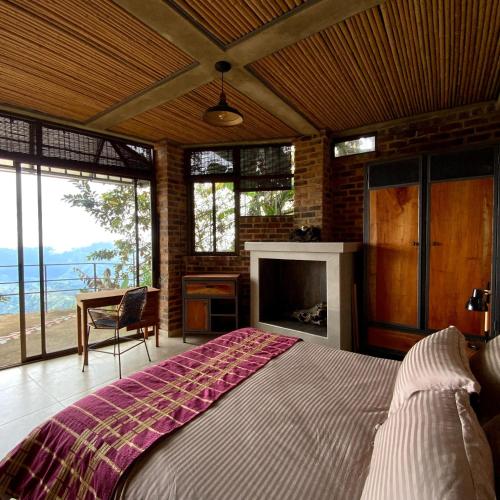 Un dormitorio con una cama grande y una chimenea. en Suite en las Nubes Hotel Portal 360, en Nocaima