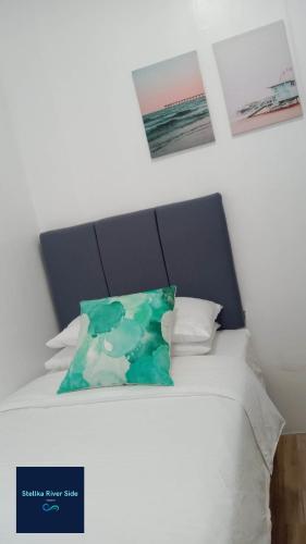 Katil atau katil-katil dalam bilik di Stellka cheerful 2BR townhouse near the beach and city