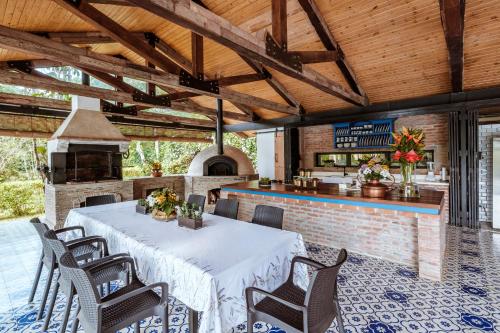 a dining room with a table and chairs and a kitchen at Pintoresco in Anuling