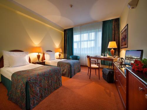 布拉格的住宿－艾美住宅酒店，酒店客房配有两张床和一张书桌