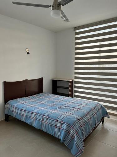 1 dormitorio con cama y ventana grande en Casa Flor de Mayo, fresca, climas, en privada, en Mérida