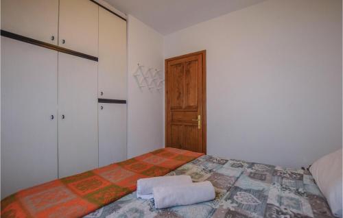 1 dormitorio con 1 cama con edredón en Casa Il Capriolo, en Sassalbo