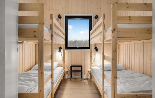 2 literas en una habitación con ventana en Nice Home In Grenaa With Sauna en Brøndstrup