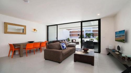 Un lugar para sentarse en The Harmony Suite Wifi , Short Walk To Beach Accom Holidays