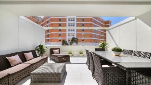 Un lugar para sentarse en The Harmony Suite Wifi , Short Walk To Beach Accom Holidays