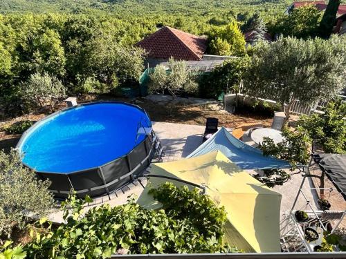 vista sul tetto di una piscina in un cortile di Villa Edi - with pool a Dugopolje (Dugopoglie)