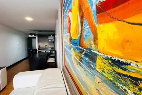 um quarto com uma grande pintura na parede em Departamento 3 dormitorios 2 baños, 2 TV, Piso Alto, República de El Salvador em Quito