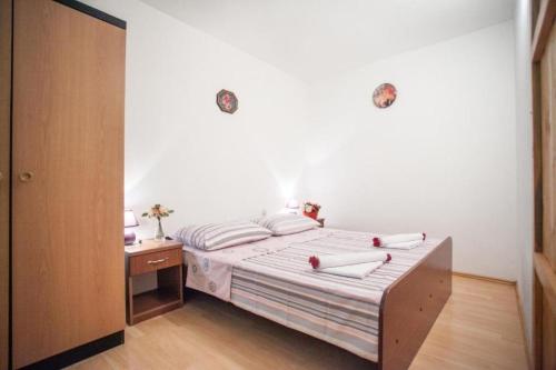 ein Schlafzimmer mit einem Bett mit zwei Kissen darauf in der Unterkunft Holiday home River-directly to the river in Žrnovnica