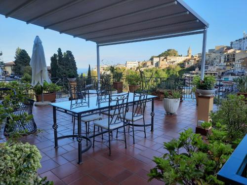 um grupo de mesas e cadeiras num pátio em B&B Greco Home em Taormina