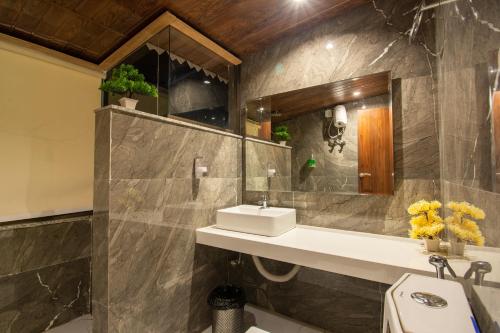 Bathroom sa Lifeline Villas - Luxurious 6BHK Pawna Lake View Villa