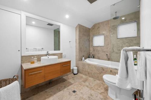La salle de bains est pourvue d'un lavabo, de toilettes et d'une baignoire. dans l'établissement Ocean View Villa, 2 bedroom, à Mandurah