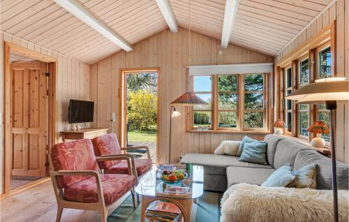 una sala de estar con un sofá y una mesa en Stunning Home In Fårevejle With Wifi, en Fårevejle
