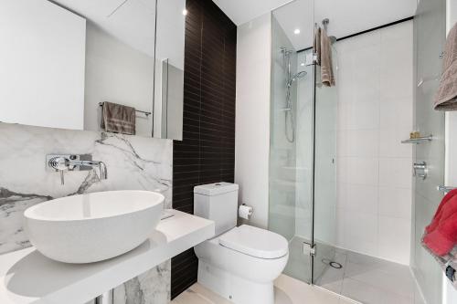 uma casa de banho com um lavatório, um WC e um chuveiro em Luxe at Paris end Melbourne em Melbourne