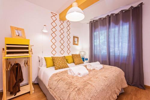 1 dormitorio con 1 cama con toallas en Sweet Inn - Park Mediterranean, en Barcelona