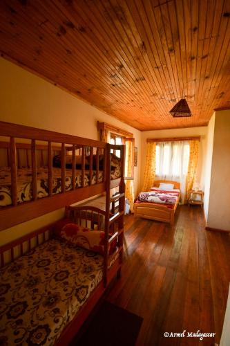 a room with two bunk beds and a couch at An-tsaha Chambre d'hôtes in Fianarantsoa