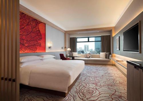Postel nebo postele na pokoji v ubytování Sheraton Saigon Grand Opera Hotel