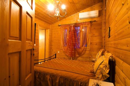 a bedroom with a bed in a wooden cabin at Vigla Ias in Neos Marmaras