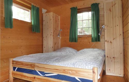 Postel nebo postele na pokoji v ubytování Gorgeous Home In Varaldsy With House Sea View