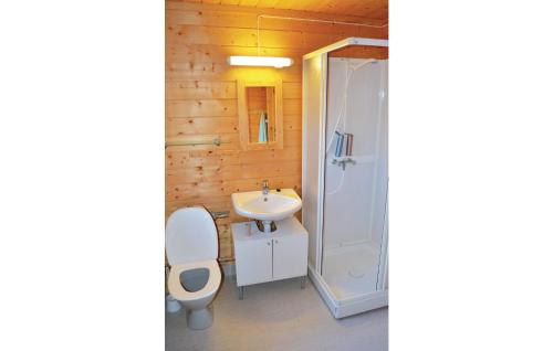 een badkamer met een toilet, een wastafel en een douche bij Gorgeous Home In Varaldsy With House Sea View in Skjelnes