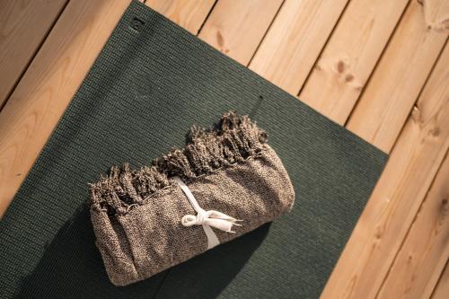 Un primer plano de un zapato sobre una alfombra verde. en View House - Chalet Goyen, en Scena