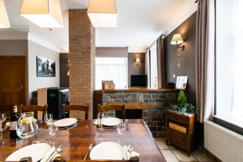 Restoranas ar kita vieta pavalgyti apgyvendinimo įstaigoje Maison spacieuse unifamiliale. Gîte La Clochette