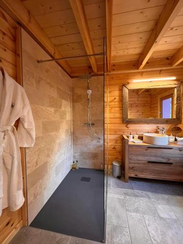une salle de bain avec douche et lavabo dans l'établissement Chalet Le Montagnard SPA & SAUNA - Lits faits - Serviettes - Peignoirs - Ménage inclus, à Rochesson