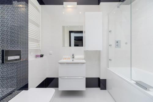 Bathroom sa Wonderful Apartment Garden Residence by Renters