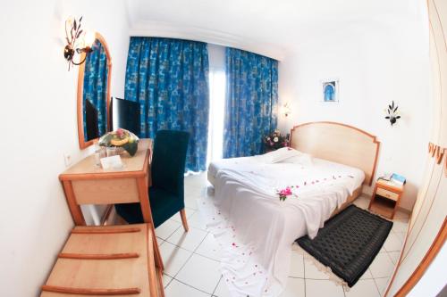 Tempat tidur dalam kamar di Hotel Nesrine Hammamet