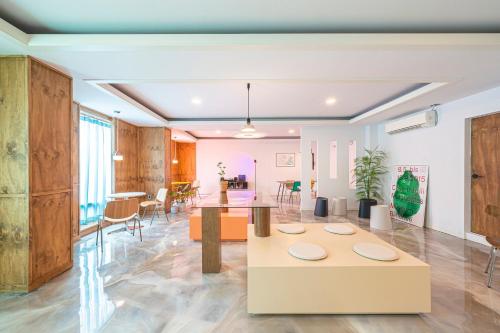 a living room with a table and chairs at Shourin Hotel Daejeon by Aank in Daejeon