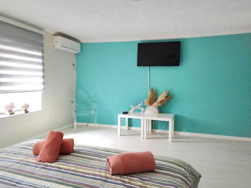 um quarto com uma cama e uma parede azul em Apartment with garden Hanja em Mostar