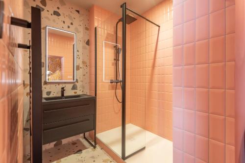 Ванна кімната в Le vintage . Centre-ville Mâcon . Atypique . Proche gare . Wifi . Climatisation . Confortable .