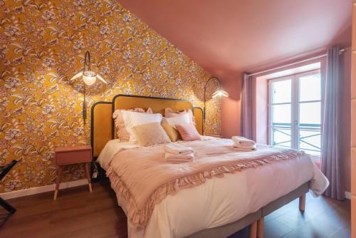 A bed or beds in a room at Le vintage . Centre-ville Mâcon . Atypique . Proche gare . Wifi . Climatisation . Confortable .