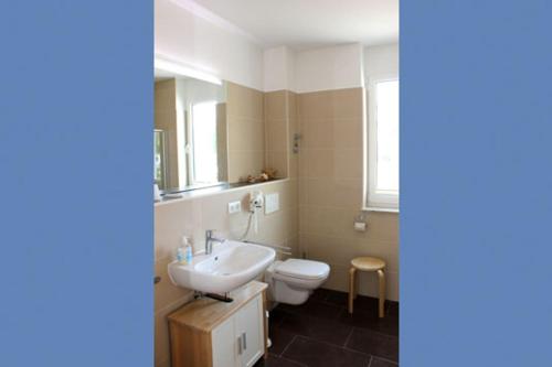 Ένα μπάνιο στο Käptn Brass Villa 5 App 3 Strandrose