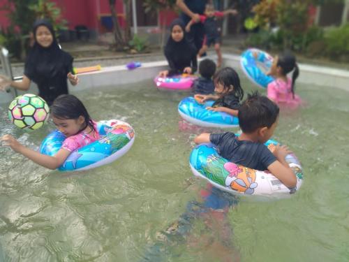un grupo de niños montados en inflables en el agua en CHALET MERAH MERIAM, YAN KEDAH, en Yan