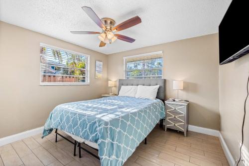 En eller flere senge i et værelse på Holmes Beach Bungalow