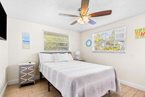 En eller flere senge i et værelse på Holmes Beach Bungalow - A