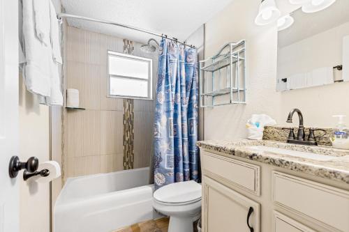 Et badeværelse på Holmes Beach Bungalow - A