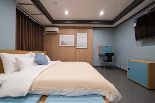 Postel nebo postele na pokoji v ubytování Shourin Hotel Daejeon by Aank