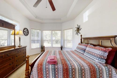 una camera con letto, cassettiera e finestre di The Yellow Hibiscus a Jacksonville