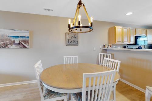 Η κουζίνα ή μικρή κουζίνα στο The Palms - 36507 Palm Dr, Unit #2204